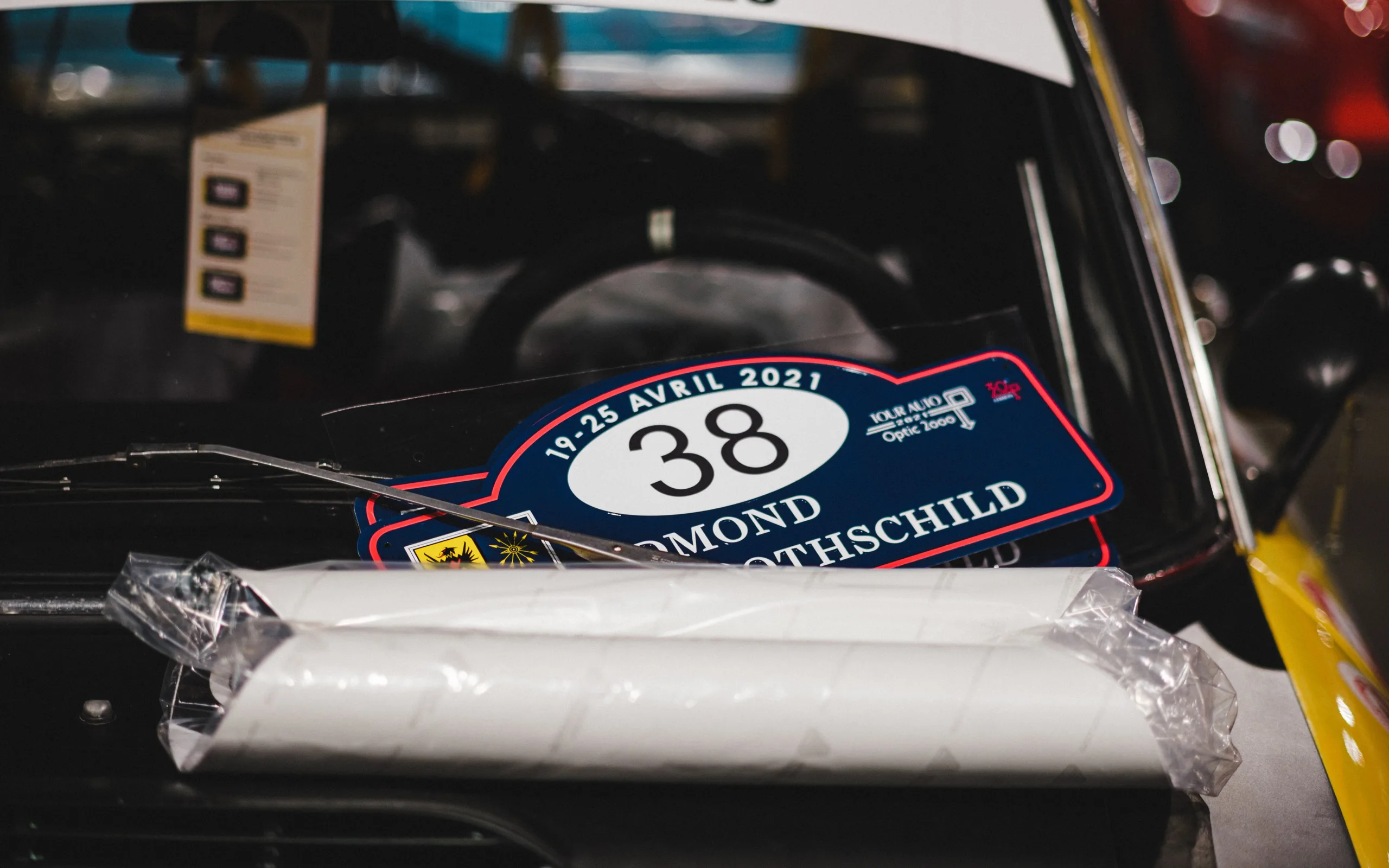 Pare-brise d’une automobile ancienne avec ses documents